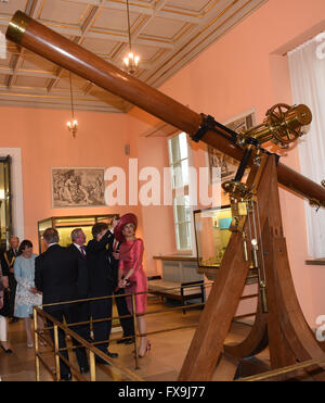 München, Deutschland. 13. April 2016. Königin Maxima der Niederlande besucht das Deutsche Museum in München, 13. April 2016. Das niederländische Königspaar sind bei einem zweitägigen Besuch in Bayern. Foto: ANGELIKA WARMUTH/Dpa/Alamy Live News Stockfoto