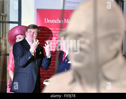 München, Deutschland. 13. April 2016. Maxima der Königin und König Willem-Alexander der Niederlande besuchen das Deutsche Museum in München, 13. April 2016. Das niederländische Königspaar sind bei einem zweitägigen Besuch in Bayern. Foto: PETER KNEFFEL/Dpa/Alamy Live News Stockfoto