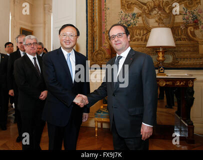 (160413)--PARIS, 13. April 2016 (Xinhua)--French President Francois Hollande (R) schüttelt Hände mit chinesischen Staat Hofrat Yang Jiechi im Elysee-Palast in Paris, Frankreich, 13. April 2016.  (Xinhua / Ye Pingfan) Stockfoto