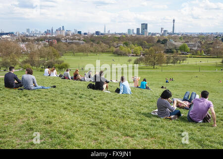 Menschen, die genießen Blick auf London Skyline von Primrose Hill, London England Vereinigtes Königreich UK Stockfoto