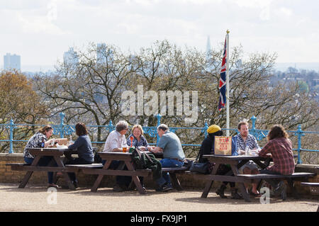 Menschen, die genießen sonnigen Wetter im Alexandra Palace, London England Vereinigtes Königreich UK Stockfoto