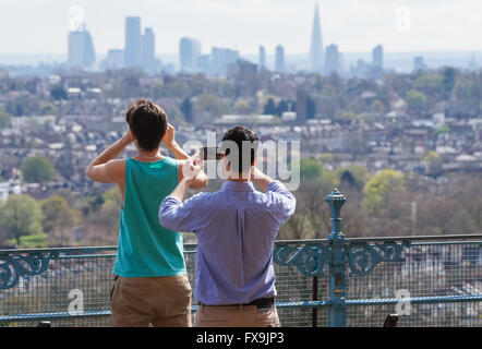 Menschen, die genießen sonnigen Wetter im Alexandra Palace, London England Vereinigtes Königreich UK Stockfoto