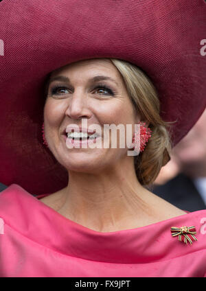 München, Deutschland. 13. April 2016. Königin Maxima der Niederlande besucht den Lebensmittelmarkt Viktualienmarkt in München, 13. April 2016. Das niederländische Königspaar ist zu einem zweitägigen Besuch in Bayern. Foto: SVEN HOPPE/Dpa/Alamy Live News Stockfoto