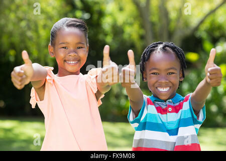 Junge Kinder tun Daumen hoch Stockfoto