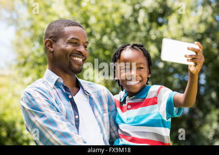 Glückliche Familie unter Bild Stockfoto