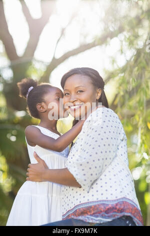Eine Tochter ihre Mutter küssen Stockfoto