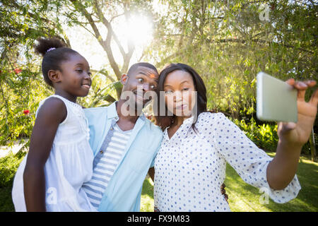 Glückliche Familie unter Bild Stockfoto