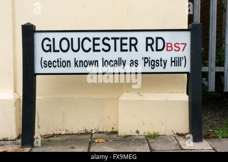 Eine Straße Namensschild für Gloucester Road, bekannt als Schweinestall Hill in Bristol, England. Stockfoto