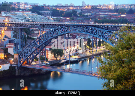 Dom Luis Brücke (Ponte Luis ich) am Abend, Porto, Portugal Stockfoto