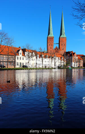 Lübeck Altstadt mit Kathedrale Lübeck (Lübecker Dom) spiegelt sich im Fluss Trave, Deutschland Stockfoto