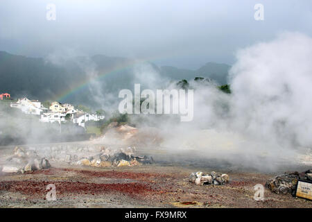 Geothermische Thermalquellen (Caldeiras) im Dorf Furnas, Insel Sao Miguel, Azoren, Portugal Stockfoto
