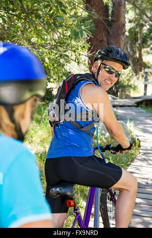 Senior Paar stehen mit ihren Bikes Stockfoto