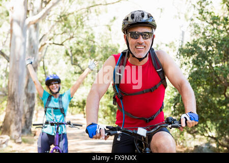 Senior Paar tut Fahrrad Stockfoto