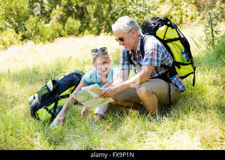 Senior Paar im Gras sitzen Stockfoto