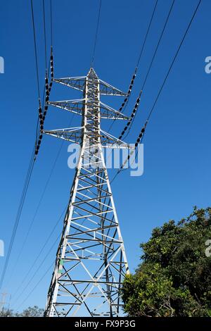 Stahlstütze Übertragung Freileitung auf Himmelshintergrund Stockfoto