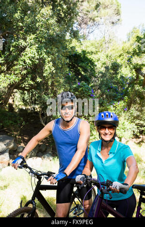 Älteres Paar mit Sonnenbrille posiert mit ihren bikes Stockfoto