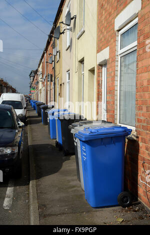 Haushalt Müllabfuhr Mülleimer sind einem ständigen Anblick auf dem Fußweg in Havelock Road, Kettering, Northamptonshire. Stockfoto