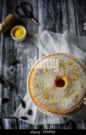Fluffy und Gluten frei Biskuit, gewürzt mit Zitrone und Tonkabohne Stockfoto