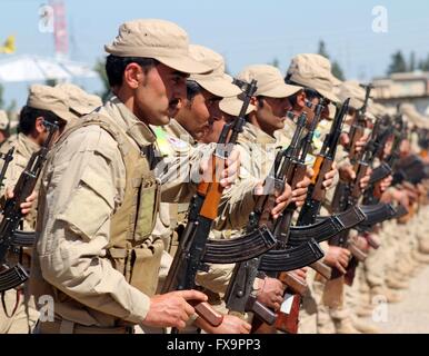 Kurdischen YPG Kämpfer während Trainingsübungen in einem Propaganda-Foto von der YPG veröffentlicht 12. April 2016 in Irakisch-Kurdistan. Die YPG oder Völker Schutz Einheiten kämpfen den islamischen Staat in Syrien und im Irak. Stockfoto