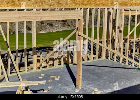 Bau-Leitern an Holz gerahmte Wand des Neubaus gekettet Stockfoto