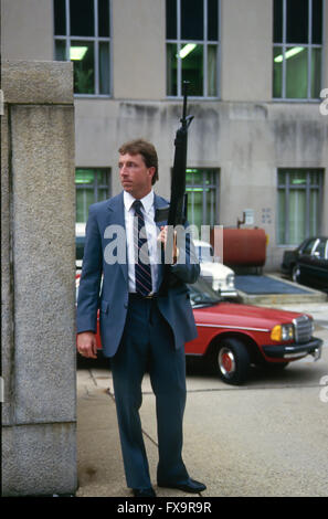 Washington, DC, USA, 18. September 1987 US Marshals Wache bewaffnet mit M16-Gewehre außerhalb den Hintereingang zu E. Barrett Prettyman Federal Courthouse während des Prozesses von Oliver North. Das Gebäude verfügt über den United States District Court für den District Of Columbia, der United States Court Of Appeals für den Distrikt Columbia Circuit und der United States Foreign Intelligence Surveillance Court. Bildnachweis: Mark Reinstein Stockfoto