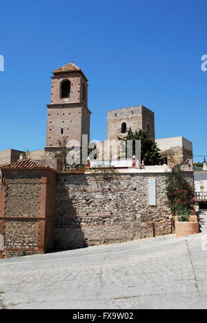 Blick auf die Burg (Castillo del Cerro de Las Torres), Alora, Provinz Malaga, Andalusien, Spanien, Westeuropa. Stockfoto