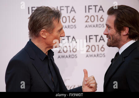 Schauspieler Liam Neeson und Clive Standen bei den IFTA & Drama Film Awards (dem irischen Film & Fernsehakademie) in der Villa Haus i Stockfoto