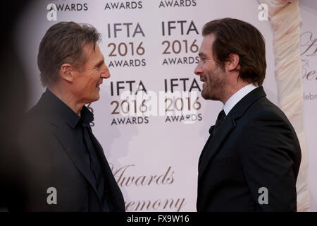 Schauspieler Liam Neeson und Clive Standen im IFTA & Drama Film Awards (dem irischen Film & Fernsehakademie)-Dublin Stockfoto