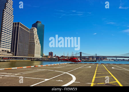 Hubschrauber und Helikopter-pad in Lower Manhattan in New York, USA, am East River. Pier 6. Stockfoto