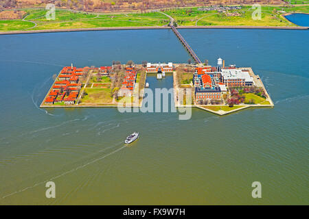 Luftbild vom Hubschrauber aus auf Ellis Island, USA, in der Upper New York Bay Stockfoto