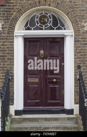 In einem georgianischen Ära 6-Panel Front Tür mit einem Zeitraum Oberlicht in großer Percy Street, Islington, London WC 1. Stockfoto