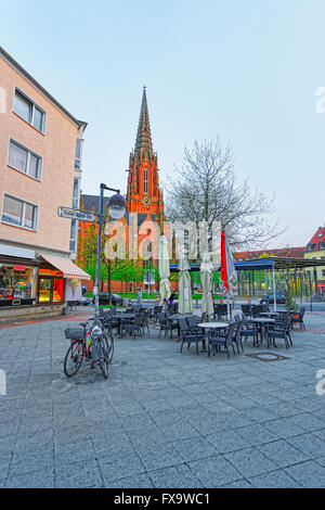 Blick auf Kirche Christi in Hannover in Deutschland auf die Straße. Christus-Kirche wurde im 19.Jahrhundert gebaut. Hannover oder Hannover ist eine Stadt in Niedersachsen, Deutschland. Stockfoto