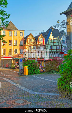 Blick auf die Straße in die Linzer Innenstadt am Rhein in Rheinland-Pfalz in Deutschland. Stockfoto