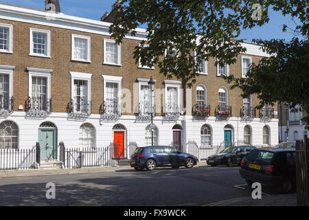 Georgianischen Ära terrassierten Wohnungen auf Gibson Square, Islington, London N1, an einem sonnigen Sommertag Stockfoto