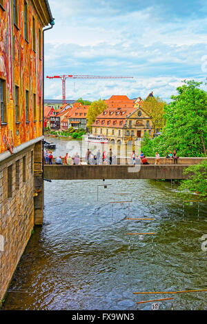 BAMBERG, Deutschland - 9. Mai 2013: Altes Rathaus und Brücke über den Fluss Regnitz in Bamberg in Deutschland. Blick auf Fischer-Häuser in Klein-Venedig. Leute aus deiner Umgebung Stockfoto