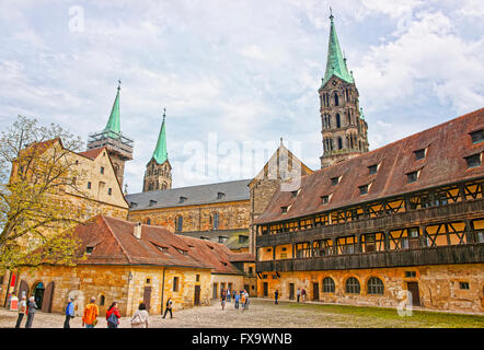 BAMBERG, Deutschland - 9. Mai 2013: Alten Palast und Bamberger Dom in der Stadt Bamberg in Deutschland. Die Kathedrale ist auch Bamberger Dom St. Peter Und St. Georg genannt. Stockfoto