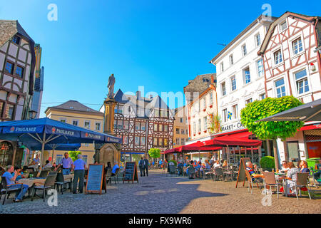 LINZ AM RHEIN, Deutschland - 4. Mai 2013: Streetview am Marktplatz in Linz am Rhein in Rheinland-Pfalz in Deutschland. Platz im Zentrum Stadt. Touristen auf. Stockfoto