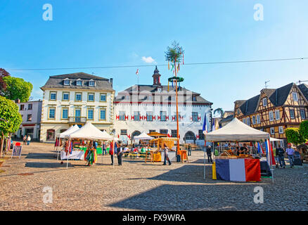 LINZ AM RHEIN, Deutschland - 4. Mai 2013: Rathaus und Straße Markt am Marktplatz in Linz am Rhein in Rheinland-Pfalz in Deutschland. Platz im Zentrum Stadt. Touristen auf. Stockfoto