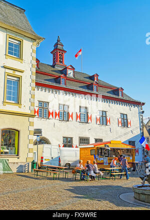 LINZ AM RHEIN, Deutschland - 4. Mai 2013: Streetview im Rathaus am Marktplatz in Linz am Rhein in Rheinland-Pfalz in Deutschland. Platz im Zentrum Stadt. Touristen auf. Stockfoto