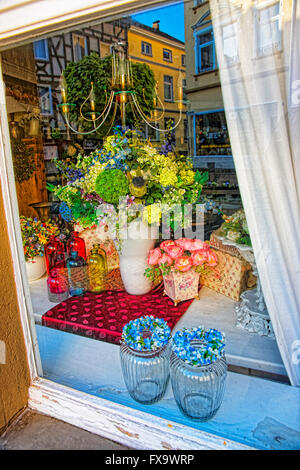 LINZ AM RHEIN, Deutschland - 4. Mai 2013: Schaufenster im Haus in der Linzer Innenstadt am Rhein in Rheinland-Pfalz in Deutschland. Stockfoto