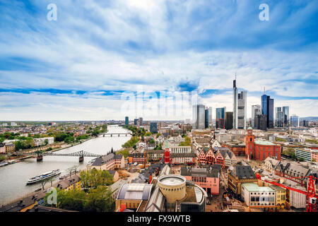 Panoramablick auf die Frankfurter Skyline und Romerberg Rathausplatz in Frankfurt am Main. Die Romerberg besteht aus alten Häusern. Touristen in der Nähe Stockfoto