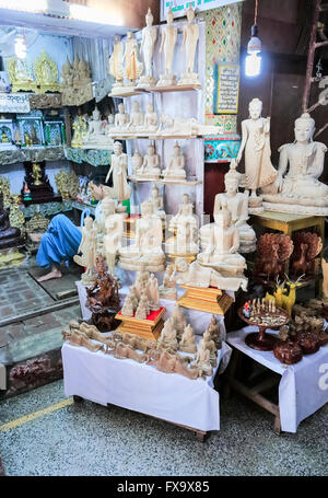 Buddha-Statuen und andere Souvenirs auf dem Display für Verkauf in einem Geschäft in der Kyauk Taw Gyi Pagode am Fuße des Mandalay Hill, Mandalay, Myanmar (Burma) Stockfoto