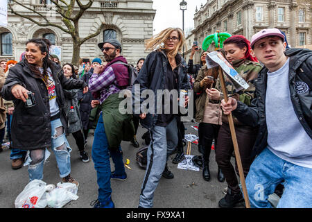 Junge Leute tanzen vor den Toren der Downing Street nach Forderung nach dem Rücktritt von Premierminister Cameron, London, UK Stockfoto