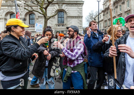 Junge Leute tanzen vor den Toren der Downing Street nach Forderung nach dem Rücktritt von Premierminister David Cameron Follo Stockfoto