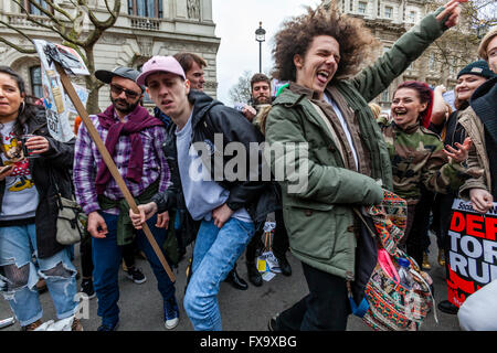 Junge Leute tanzen vor den Toren der Downing Street nach Forderung nach dem Rücktritt von Premierminister Cameron, London, UK Stockfoto