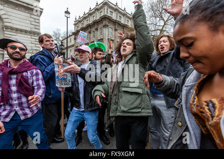 Junge Leute tanzen vor den Toren der Downing Street nach Forderung nach dem Rücktritt von Premierminister Cameron, London, UK Stockfoto