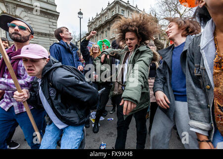 Junge Leute tanzen vor den Toren der Downing Street nach Forderung nach dem Rücktritt von Premierminister Cameron, London, UK Stockfoto