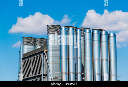 glänzendes Chrom Rohre gegen den blauen Himmel Stockfoto