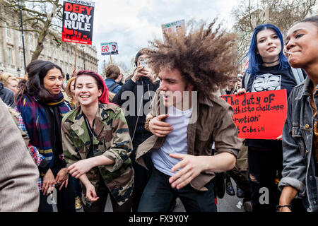 Junge Leute tanzen vor den Toren der Downing Street nach Forderung nach dem Rücktritt von Premierminister Cameron, London, UK Stockfoto