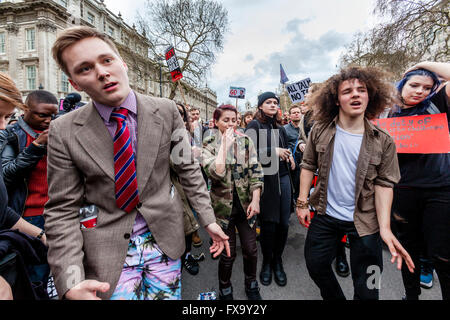 Junge Leute tanzen vor den Toren der Downing Street nach Forderung nach dem Rücktritt von Premierminister Cameron, London, UK Stockfoto